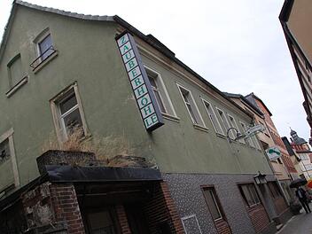 Der Verfall ist mit Händen zu greifen: Die Zauberhöhle in Bad Brückenau war einst eine Gaststätte. Der Eigentümer wollte der Stadt das Grundstück schenken - unter der Bedingung, das Gebäude zu erhalten. Die Stadt schlug das Angebot aus. Ulrike Müller