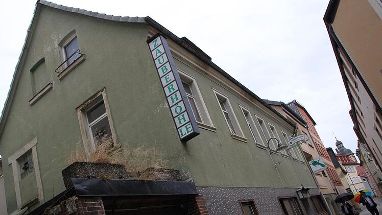 Der Verfall ist mit Händen zu greifen: Die Zauberhöhle in Bad Brückenau war einst eine Gaststätte. Der Eigentümer wollte der Stadt das Grundstück schenken - unter der Bedingung, das Gebäude zu erhalten. Die Stadt schlug das Angebot aus. Ulrike Müller