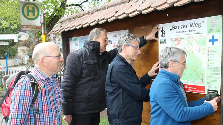 Beschildung komplett:  Helmut Völk,  Udo Siegel, Rainer Engelhardt  und  Roland Weiß (von links)  befestigen   in der Großheirather Ortsmitte die neue  Informationstafel  für den  Banzer Weg.Michael Stelzner