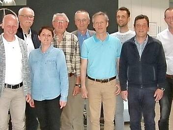 Elf Mannschaften mit 43 Cracks nahmen am diesjährigen Hallen-Tenniscup der Raiffeisen-Volksbank teil. Unser Bild zeigt nach der Siegerehrung die Vertreter der beteiligten Teams. Von links: Turnierleiter Thomas Grünbeck, Frank Roth vom AK 35-Siegerteam des TC Küps, Andras Müller von der AK50-Gewinnermannschaft TeG Rennsteig, Christina Ehrhardt sowie (von rechts) Autohaus-Centerleiter Guido Wich-Knoten und Hans Jürgen Möhrle von der Raiffeisen-Volksbank.  Foto: Hans Franz