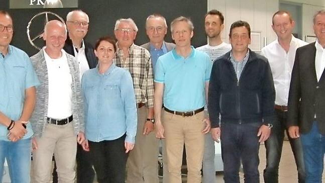 Elf Mannschaften mit 43 Cracks nahmen am diesjährigen Hallen-Tenniscup der Raiffeisen-Volksbank teil. Unser Bild zeigt nach der Siegerehrung die Vertreter der beteiligten Teams. Von links: Turnierleiter Thomas Grünbeck, Frank Roth vom AK 35-Siegerteam des TC Küps, Andras Müller von der AK50-Gewinnermannschaft TeG Rennsteig, Christina Ehrhardt sowie (von rechts) Autohaus-Centerleiter Guido Wich-Knoten und Hans Jürgen Möhrle von der Raiffeisen-Volksbank.  Foto: Hans Franz