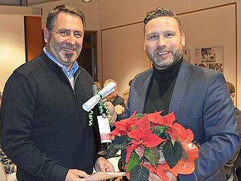 Ehrung für Peter Warth (links): Auf sein Blutspenderkonto gehen 150 Spenden. Dafür ehrte ihn Bürgermeister Martin Finzel im Gemeinderat von Ahorn. Foto: Gabi Bertram