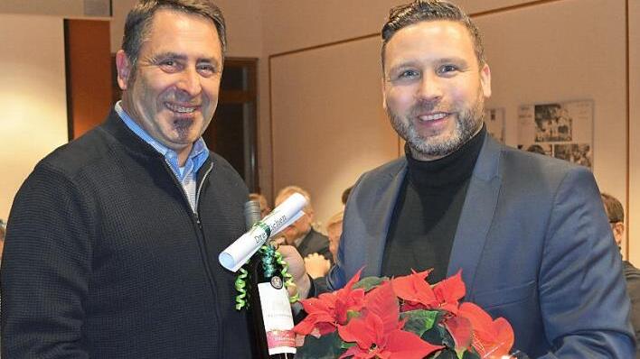 Ehrung für Peter Warth (links): Auf sein Blutspenderkonto gehen 150 Spenden. Dafür ehrte ihn Bürgermeister Martin Finzel im Gemeinderat von Ahorn. Foto: Gabi Bertram
