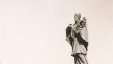 Bis 1945 grüßte die Figur auf der Brücke. Foto: Archiv Kirchner