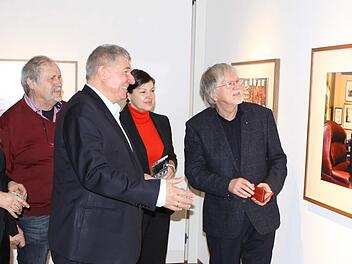 Daniel Biskup (Mitte) bei der Ausstellungseröffnung mit Gästen vor seiner Aufnahme von US-Präsident Donald Trump Foto: Michael Wunder