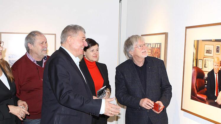 Daniel Biskup (Mitte) bei der Ausstellungseröffnung mit Gästen vor seiner Aufnahme von US-Präsident Donald Trump Foto: Michael Wunder