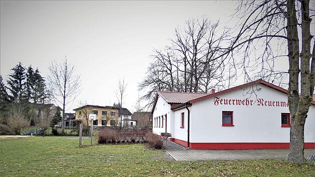 Der Abwasserkanal im Rosenweg wird erneuert. In einem Teilbereich verläuft er weiter auf Privatgrund und mündet am Unteren Anger im Bereich des Feuerwehrgerätehauses (rechts) in den Mischwasserkanal in der Dorfstraße.