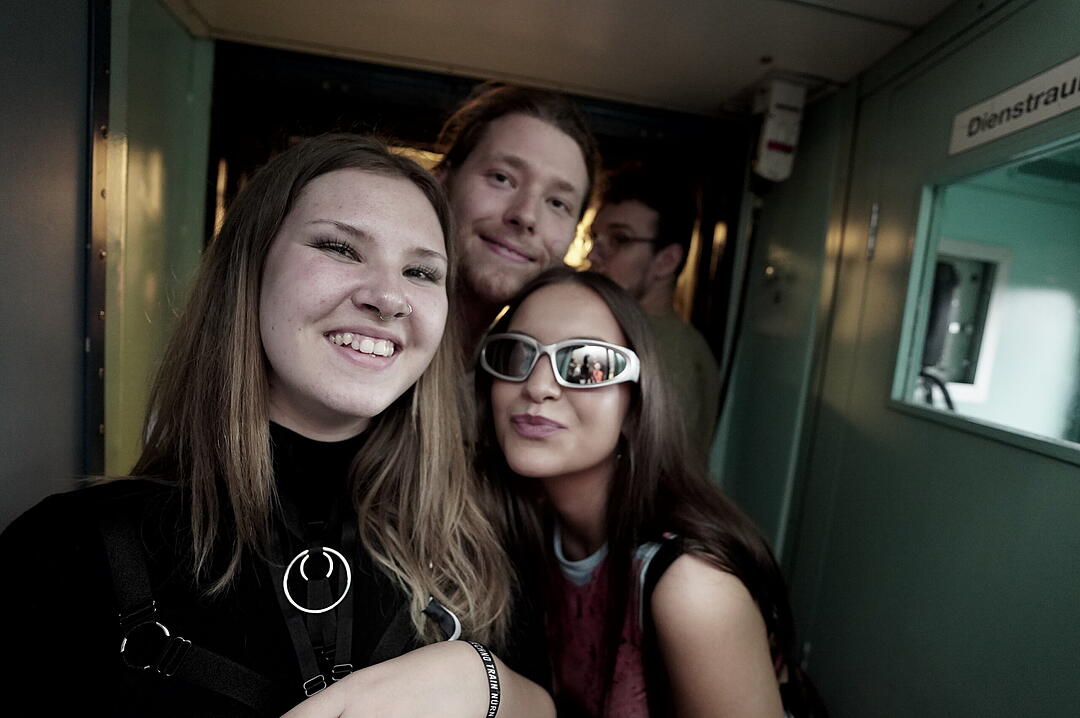 Party im Zug - Raver*innen tanzen zu Techno-Beats