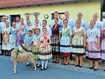 Ein pr&auml;chtiger Anblick: Die Honingser in ihren traditionellen Trachten.