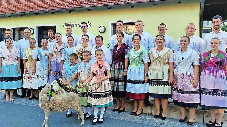 Ein prächtiger Anblick: Die Honingser in ihren traditionellen Trachten.