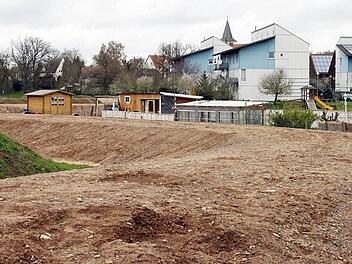 Der Verlauf des Deichs ist  teilweise  schon deutlich zu sehen.