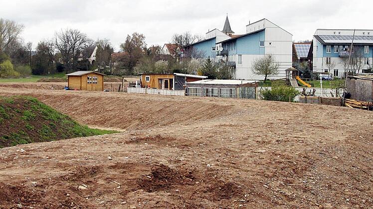 Der Verlauf des Deichs ist  teilweise  schon deutlich zu sehen.