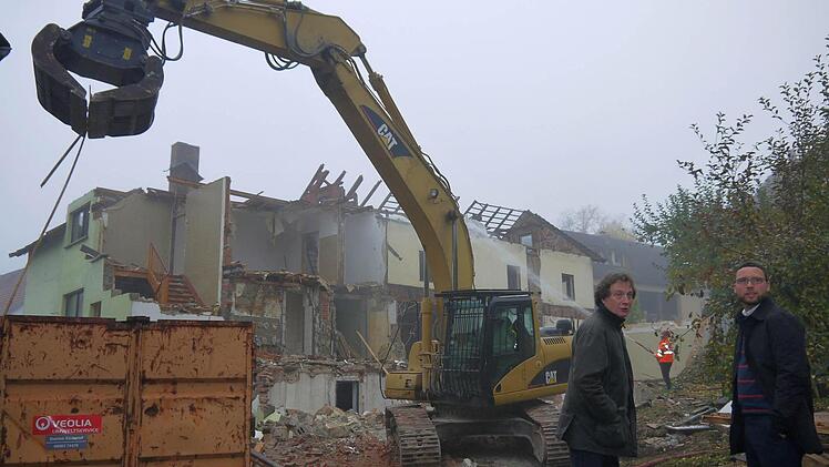 Rainer Scholz vom Bauamt und Bürgermeister Martin Finzel (rechts)  besichtigen die Baustelle, auf der   schon im nächsten Jahr der "Kinder-Campus" stehen soll.  Foto: Berthold Köhler