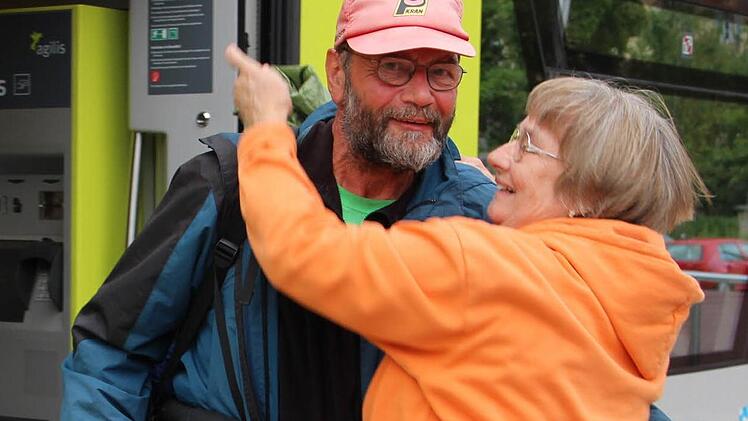 Erleichtert schloss Ehefrau Lacenda ihren Dietmar wieder in die Arme. Foto: Eckehard Kiesewetter