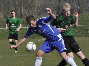 Vorbildlich gemacht: Den Körper zwischen Ball und Gegner bringt Denny Mangold gegen den Schweinfurter Marcel Ruft. Nur genutzt hat es dem TSV Münnerstadt am Ende nichts. Foto: Anja Schmitt