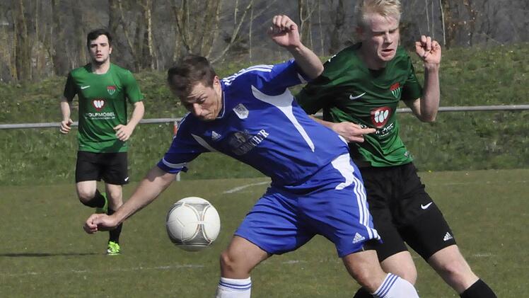 Vorbildlich gemacht: Den Körper zwischen Ball und Gegner bringt Denny Mangold gegen den Schweinfurter Marcel Ruft. Nur genutzt hat es dem TSV Münnerstadt am Ende nichts. Foto: Anja Schmitt