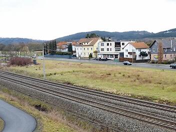 Auf dieser Fläche zwischen Bahngleisen und B 85 wird ein Schnellrestaurant entstehen. Dieses erhält nur eine Zu- und Abfahrt im südlichen Teil, (im Bild rechts).  Foto: Karl-Heinz Hofmann