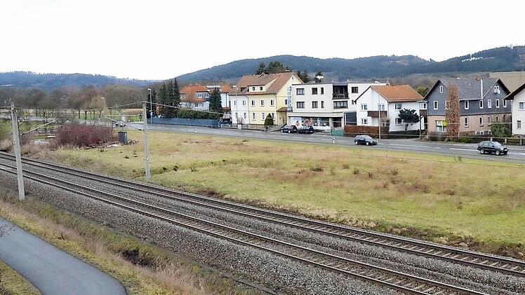 Auf dieser Fläche zwischen Bahngleisen und B 85 wird ein Schnellrestaurant entstehen. Dieses erhält nur eine Zu- und Abfahrt im südlichen Teil, (im Bild rechts).  Foto: Karl-Heinz Hofmann