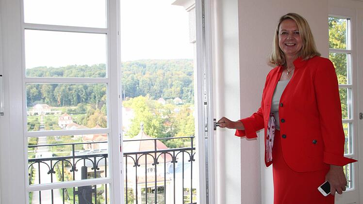 Andrea Schallenkammer zeigt den Blick hinaus auf den Schlosspark.