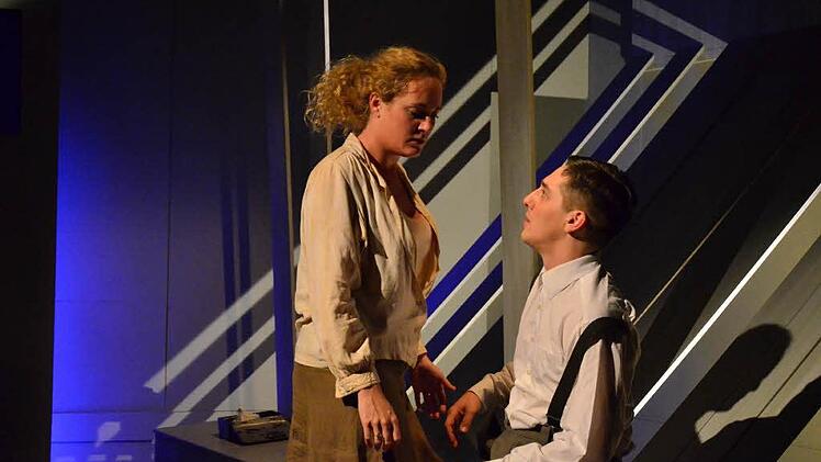 Elisabeth Therstappen in der Rolle der Eva zusammen mit Nilz Bessel als "Z". Foto: Theater