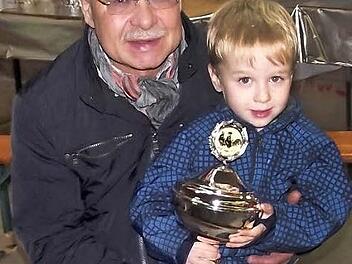 Schirmherr und Bürgermeister Wolfgang Beiergrößlein überreichte dem vierjährigen Jungzüchter Janne Thiel einen Pokal. Der war ganz stolz darauf. Fotos: Dieter Wolf