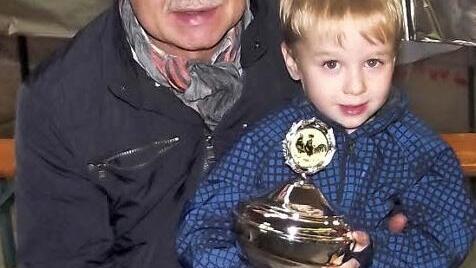 Schirmherr und Bürgermeister Wolfgang Beiergrößlein überreichte dem vierjährigen Jungzüchter Janne Thiel einen Pokal. Der war ganz stolz darauf. Fotos: Dieter Wolf