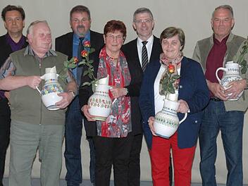 Mit der höchsten Auszeichnung des Kreisverbandes Coburg für Gartenbau und Landespflege, dem Blumenkrug, einer Rose und einer Urkunde wurden diese Mitglieder von Landrat Michael Busch (Fünfter von links) und Kreisfachberater Thomas Neder (links) ausgezeichnet; von links im Bild: Thomas Neder, Eckehard Wenzel, Reiner Brückner, Erika Sollmann, Landrat Busch, Gudrun Kunkel und Werner Uebelhack. Fotos: Edwin Meißinger