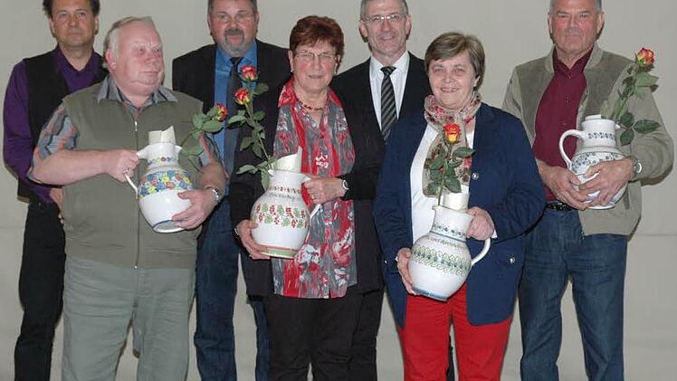 Mit der höchsten Auszeichnung des Kreisverbandes Coburg für Gartenbau und Landespflege, dem Blumenkrug, einer Rose und einer Urkunde wurden diese Mitglieder von Landrat Michael Busch (Fünfter von links) und Kreisfachberater Thomas Neder (links) ausgezeichnet; von links im Bild: Thomas Neder, Eckehard Wenzel, Reiner Brückner, Erika Sollmann, Landrat Busch, Gudrun Kunkel und Werner Uebelhack. Fotos: Edwin Meißinger