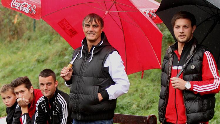 Der momentan verletzte Trossenfurter Spielertrainer Uli Loeper (rechts) und "Berater" Otmar Schäder (daneben) haben allen Grund, der Rückrunde zuversichtlich entgegenzusehen.
