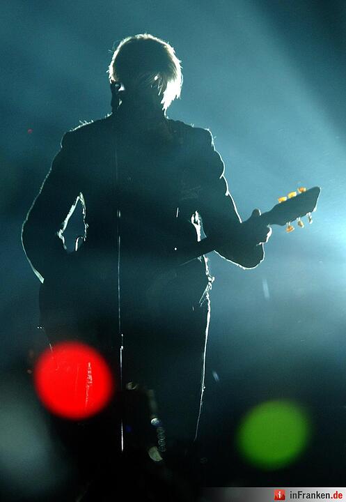 David Bowie singt am 16.10.2003 in der Color Line Arena in Hamburg. Foto: Maurizio Gambarini/dpa