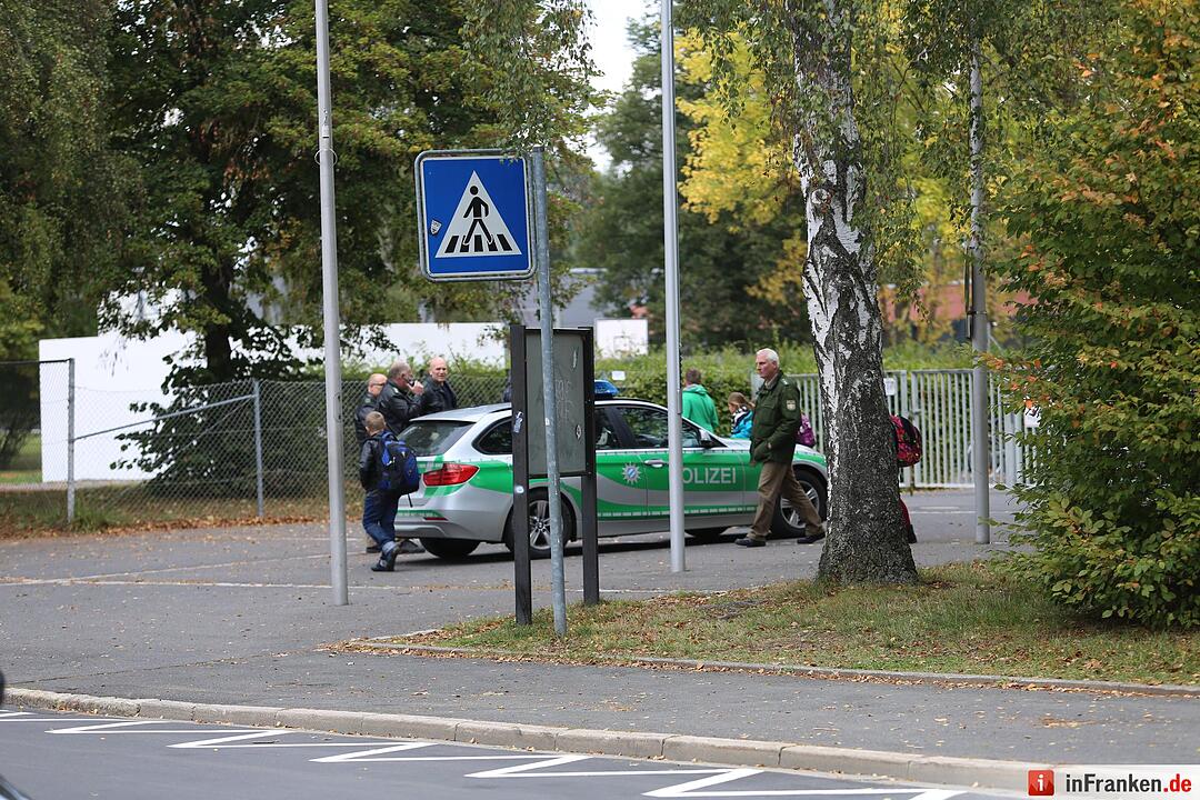 15-Jaehriger Schüler drohte Gewaltverbrechen an - Grosseinsatz der Polizei in Selb - Schule stundenlang abgeriegelt