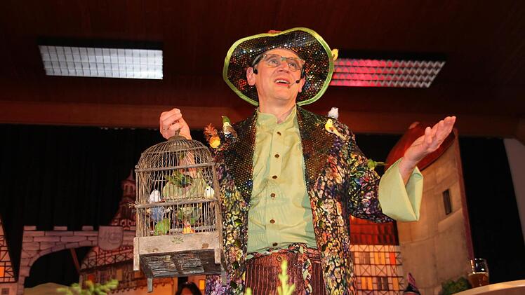 Franz Besold aus Weismain hatte als schräger Vogelhändler die Lacher auf seiner Seite.