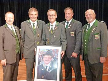 Hans-Herbert Hartan (3.v.l.) gewürdigt von (v.l.) Gauschützenmeister Klaus Jentsch, Schützenmeister Stefan Stahl, Bezirksschützenmeister Alexander Hummel, Ehren-Bezirksschützenmeister Volker Gottfried