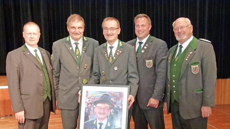 Hans-Herbert Hartan (3.v.l.) gewürdigt von (v.l.) Gauschützenmeister Klaus Jentsch, Schützenmeister Stefan Stahl, Bezirksschützenmeister Alexander Hummel, Ehren-Bezirksschützenmeister Volker Gottfried