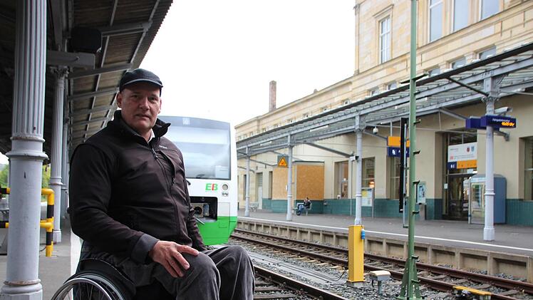 Daran, dass der Kissinger Bahnhof in naher Zukunft nicht behindertengerechter wird, konnte auch Bernhard Schlereth nichts ändern. Foto: Benedikt Borst