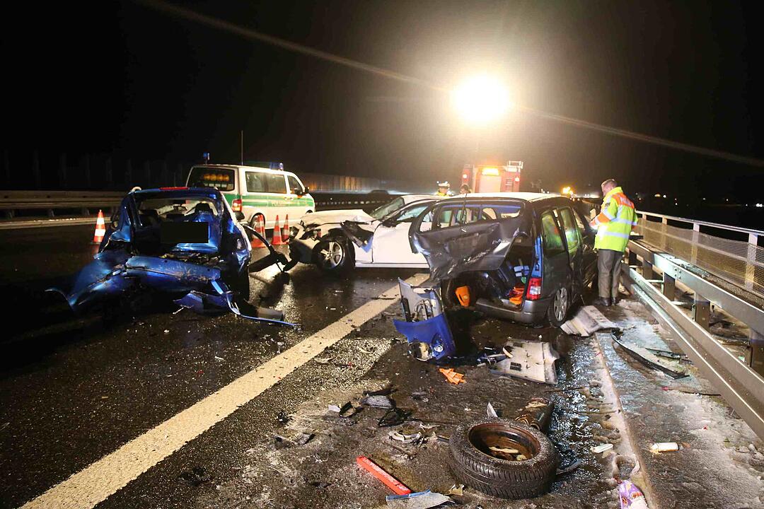 Tödlicher Unfall auf A9: Autos krachen  in Unfallstelle – Mann von Brücke geschleudert