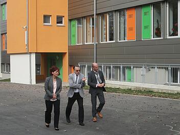 Die Sanierung der Johannes-Petri-Schule ist fertig. Zur Einweihung besichtigten Schulleiterin Brigitte Dehe, Schulrat Harald Bötsch und Bürgermeister Karlheinz Kickuth (von links) das gelungene Werk.  Foto: Winfried Ehling