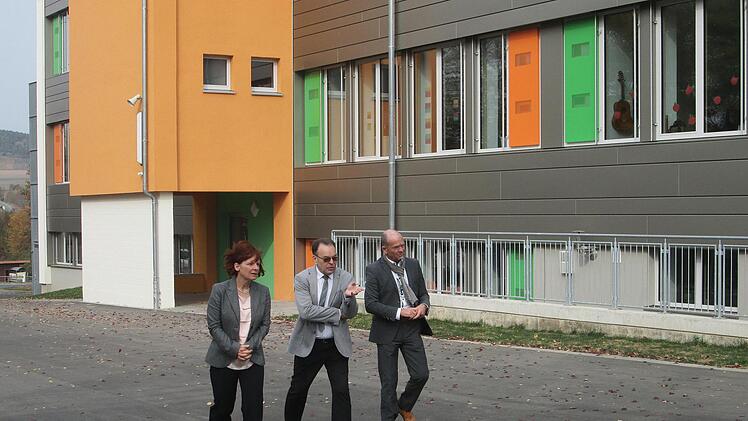 Die Sanierung der Johannes-Petri-Schule ist fertig. Zur Einweihung besichtigten Schulleiterin Brigitte Dehe, Schulrat Harald Bötsch und Bürgermeister Karlheinz Kickuth (von links) das gelungene Werk.  Foto: Winfried Ehling