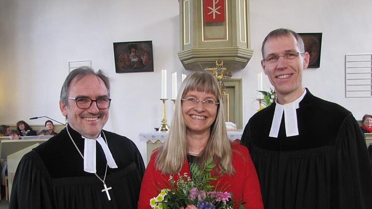 Dekan Andreas Kleefeld begrüßt Pfarrer Ronald Henke und Ehefrau Annette  in Unterlauter. Foto: Martin Koch
