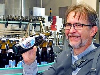 Pfarrer Wilfried Lechner-Schmidt freut sich über das Kirchenbier.   Foto: Richard Sänger