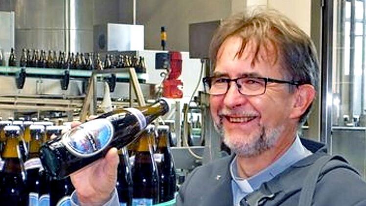 Pfarrer Wilfried Lechner-Schmidt freut sich über das Kirchenbier.   Foto: Richard Sänger