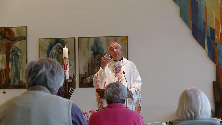 Erzbischof Ludwig Schick feierte jetzt im Altenpflegezentrum St. Otto einen Gottesdienst und forderte für die Senioren Teilhabe am sozialen Leben. Foto: Marion Krüger-Hundrup