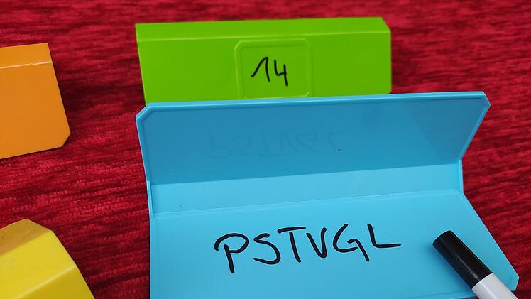 Spiele-Test Less is More: Rezension des kreativen Party-Wortspiels