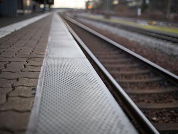 Kreis Wunsiedel: Mann st&uuml;rzt Bahnhofstreppe hinab - mehrere Frakturen