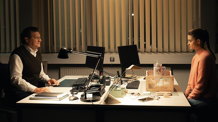 Graner (Harald Windisch), der Chef des Kommissariats, ist sauer auf seine junge Mitarbeiterin Daphne Meindl (Philine Schm&ouml;lzer). Sie hat unerlaubt ihre Vorg&auml;ngerin Ira in die laufenden Ermittlungen mit einbezogen - eigentlich ein Grund, sie zu suspendieren.