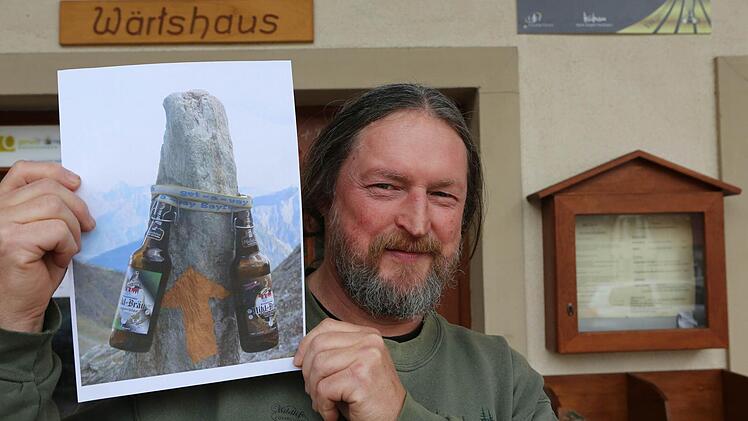 Auch eine schöne Idee: Nikl-Flaschen an den Fels zu fesseln. Foto: Barbara Herbst