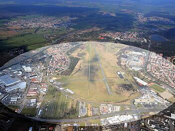 Zwei Splitterbomben, die im vorderen Teil des Flugplatzes gefunden wurden, sollen am Sonntag, 17. März, entschärft werden. Dies zwingt die Stadt zur größten Evakuierung seit vielen Jahren. Schätzungsweise 3500 Menschen im Umfeld sind betroffen.  Foto: Ronald Rinklef
