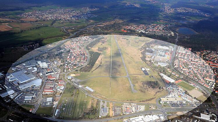 Zwei Splitterbomben, die im vorderen Teil des Flugplatzes gefunden wurden, sollen am Sonntag, 17. März, entschärft werden. Dies zwingt die Stadt zur größten Evakuierung seit vielen Jahren. Schätzungsweise 3500 Menschen im Umfeld sind betroffen.  Foto: Ronald Rinklef