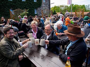 Das Kreuzbergbier schmeckt in froher Runde: rechts Rosa und Dieter Wener mit ihren französichen Gästen Jean Durand (Mitte) sowie gegenüber Didier Ramage. Fotos: Stefan Geiger