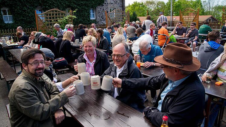 Das Kreuzbergbier schmeckt in froher Runde: rechts Rosa und Dieter Wener mit ihren französichen Gästen Jean Durand (Mitte) sowie gegenüber Didier Ramage. Fotos: Stefan Geiger